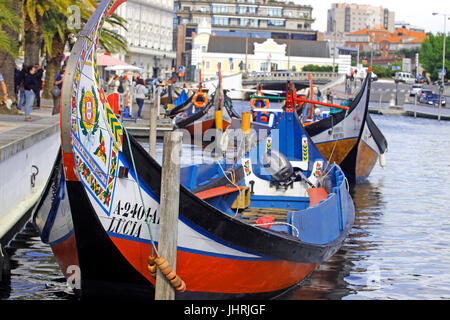 Dekorative Boote "Moliceiro'and Jugendstil-Gebäude Fassaden entlang der zentralen Kanal Aveiro in Portugal Stockfoto