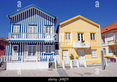 Bunten Süßigkeiten gestreift Ferienhäuser in Costa Nova in der Nähe von Aveiro, Portugal Stockfoto