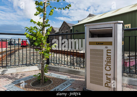 Neue Abfallbehälter in Manx Gälisch, in der Nähe von Steam Railway Station. Port Erin, Bahnhofstraße nach 2017 Regeneration, Isle Of man. Stockfoto