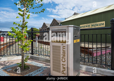 Neue Abfallbehälter in Manx Gälisch, in der Nähe von Steam Railway Station. Port Erin, Bahnhofstraße nach 2017 Regeneration, Isle Of man. Stockfoto