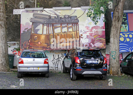 Kunst und Graffiti bedecken die Wände vieler Gebäude in der Bairro Alto Lissabon Portugal Stockfoto