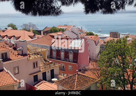 Blick von Lissabon Burg über Fliesen Dächer des Tejo und Lissabon Hafen Lissabon Portugal Stockfoto