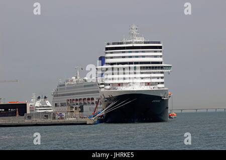 Kreuzfahrtschiffe in Antiquité von Lissabon über den Tejo mit Stadtquartier Lissabon Portugal Stockfoto