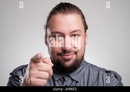 Porträt eines jungen Mannes mit seinem Finger auf Sie Stockfoto