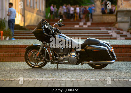 Schwarze Custom Motorrad und der Fahrer Stockfoto