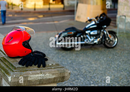 Schwarze Custom Motorrad und der Fahrer Stockfoto