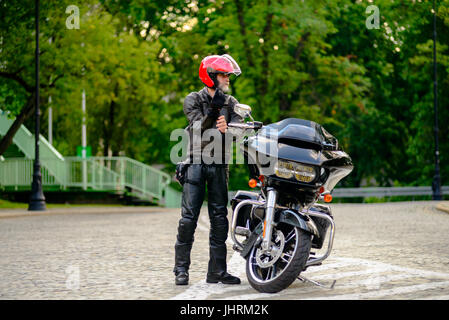 Schwarze Custom Motorrad und der Fahrer Stockfoto