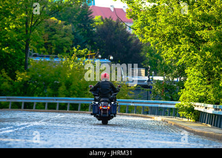 Schwarze Custom Motorrad und der Fahrer Stockfoto