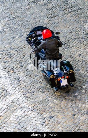 Schwarze Custom Motorrad und der Fahrer Stockfoto