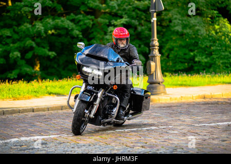 Schwarze Custom Motorrad und der Fahrer Stockfoto