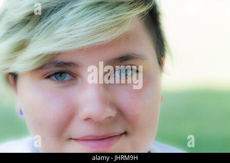 Man fragt sich, was sie weiß, dass einen heiteren Ausdruck ergibt. Stockfoto