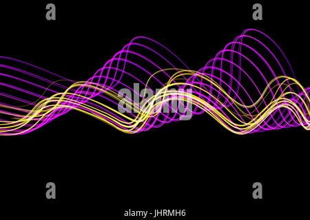 Rosa und Gold Licht Malerei Fotografie, Langzeitbelichtung, verwirbelt und parallelen Linien-Muster vor einem schwarzen Hintergrund "Wellenlinien" Stockfoto