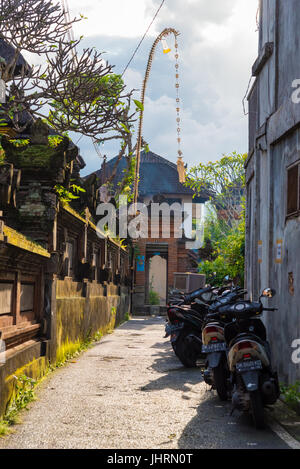 Ubud, Bali, Indonesien - Mai 6, 2017: Blick auf die schmale Straße in Ubud, weltweit bekannt als ein Zentrum der balinesischen Kultur, Kunst und Kunsthandwerk Stockfoto