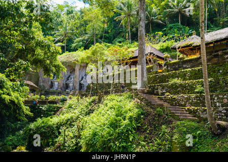 Bali, Indonesien - 6. Mai 2017: Ansicht des Gunung Kawi, ein Tempel aus dem 11. Jahrhundert und Grabanlage mit 10 Fels gehauenen Schreine in Tampaksiring, Nord-Ost Stockfoto