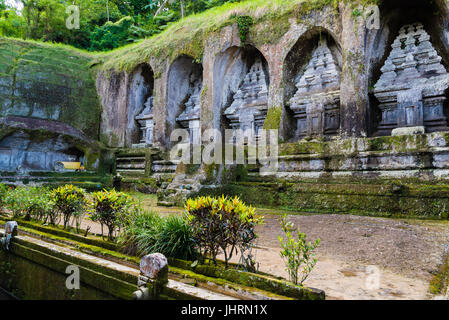 Bali, Indonesien - 6. Mai 2017: Ansicht des Gunung Kawi, ein Tempel aus dem 11. Jahrhundert und Grabanlage mit 10 Fels gehauenen Schreine in Tampaksiring, Nord-Ost Stockfoto