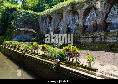 Bali, Indonesien - 6. Mai 2017: Ansicht des Gunung Kawi, ein Tempel aus dem 11. Jahrhundert und Grabanlage mit 10 Fels gehauenen Schreine in Tampaksiring, Nord-Ost Stockfoto