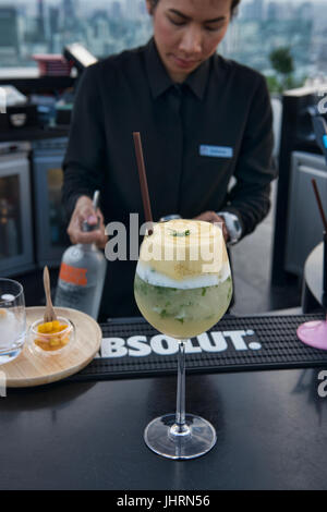 Mixing Drinks an einer Rooftop Bar, Bangkok, Thailand Stockfoto