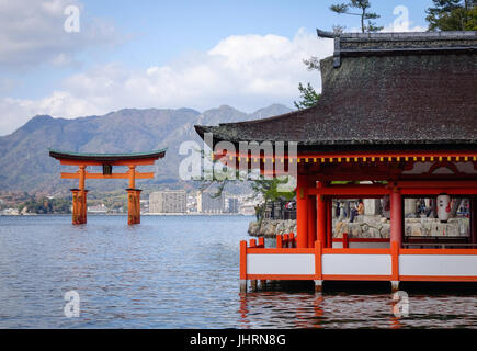 Hiroshima, Japan - 28. Dezember 2015. Itsukushima-Schrein mit riesigen Torii in Hiroshima, Japan. Itsukushima-Schrein wurde als Weltkulturerbe eingetragen ich Stockfoto