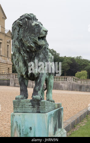 GROßER LÖWE AUS BRONZE STATUE SKULPTUR Stockfoto