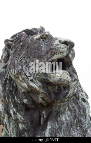 GROßER LÖWE AUS BRONZE STATUE SKULPTUR Stockfoto