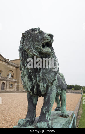 GROßER LÖWE AUS BRONZE STATUE SKULPTUR Stockfoto