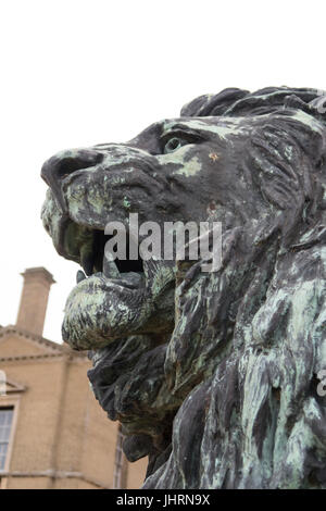 GROßER LÖWE AUS BRONZE STATUE SKULPTUR Stockfoto