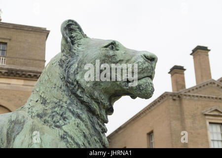 GROßER LÖWE AUS BRONZE STATUE SKULPTUR Stockfoto