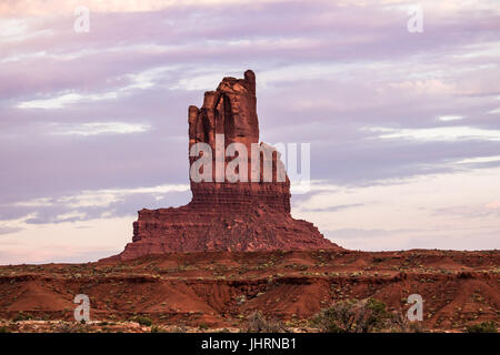 Geologische Struktur in Monument Valley Tribal Park, USA; am frühen Abend; leichte Wolken im Hintergrund Stockfoto