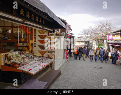 Kyoto, Japan - 29. November 2016. Menschen gehen auf der Straße in der Altstadt in Kyoto, Japan. Kyoto war die Hauptstadt von Japan für mehr als tausend Jahre, und trägt eine Stockfoto