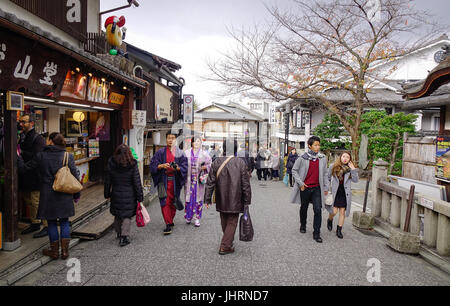 Kyoto, Japan - 29. November 2016. Menschen auf der Straße in der Altstadt in Kyoto, Japan. Kyoto war die Hauptstadt von Japan für mehr als tausend Jahre, und trägt eine gu Stockfoto