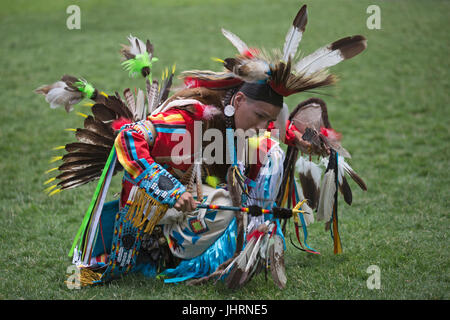 Mann während der Canada Day Powwow in Island Park des Prinzen tanzen.  Die Feier erinnert an Kanadas 150. Jubiläum der Eidgenossenschaft. Stockfoto