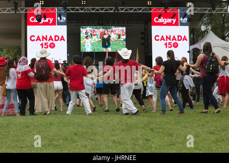 Reigen mit Teilnahme des Publikums während der Canada Day Powwow in Prince es Island Park Kanadas 150. Jubiläum der Eidgenossenschaft Stockfoto