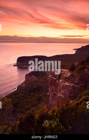 Den Sonnenuntergang von einem Aussichtspunkt Entlang der Tasman Halbinsel im Südosten von Tasmanien, Australien gesehen. Diese Ansicht ist in der Tasman National Park Stockfoto