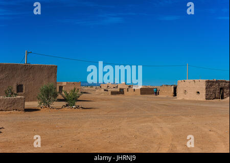 Frau zurück von der Arbeit im kleinen Dorf in der Nähe von Merzouga, Marokko Stockfoto