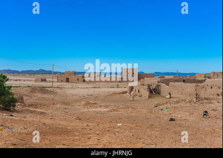 Frau in ihrem kleinen Bauernhof in dem kleinen Dorf in der Nähe von Merzouga, Marokko Stockfoto