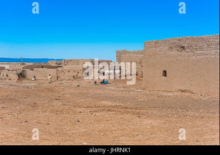 Frau in ihrem kleinen Bauernhof in dem kleinen Dorf in der Nähe von Merzouga, Marokko Stockfoto