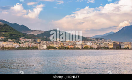 Panoramablick über Salerno Stadt bei Sonnenuntergang, Kampanien, Italien Stockfoto