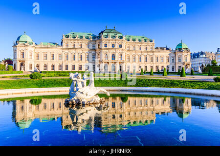 Wien, Österreich. Oberen Belvedere mit Spiegelbild im Wasser-Brunnen. Stockfoto