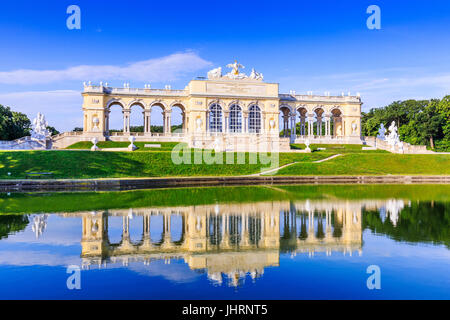 Wien, Österreich. Die Gloriette Pavillon im Schlosspark Schönbrunn Stockfoto