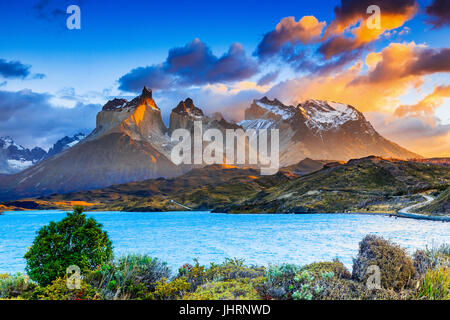 Torres Del Paine Nationalpark, Chile. Sonnenaufgang am Pehoe See. Stockfoto