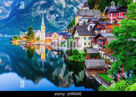 Hallstatt, Österreich. Mountain Village in den österreichischen Alpen bei Dämmerung. Stockfoto