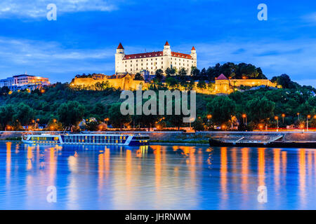 Bratislava, Slowakei. Blick auf die Burg von Bratislava und Donau bei der Dämmerung. Stockfoto