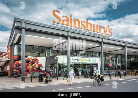 Eintritt zum Sainsbury's Super Store an der Lower Richmond Road, Richmond, Surrey, Großbritannien Stockfoto