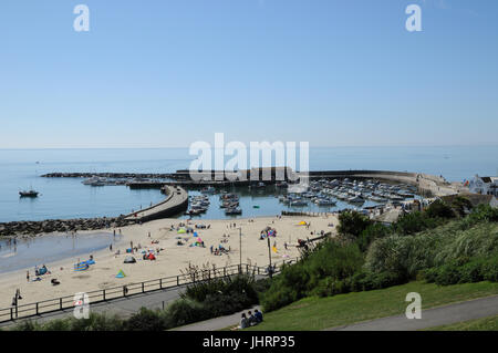 Blick auf den Hafen von Lyme Regis in der Grafschaft Dorset. Der kleine Hafen ist ein Ausgangspunkt sowohl für Sportboote und lokalen Fischerboote. Stockfoto