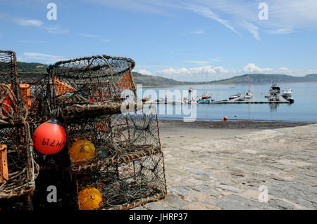 Krabben und Hummer Töpfe auf der Kai-Seite der kleinen Küstenstadt Stadt von Lyme Regis in der englischen Grafschaft Dorset. Stockfoto