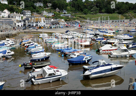 Sportboote vermischen sich mit Fischerboote im West Dorset Stadt Lyme Regis. Stockfoto