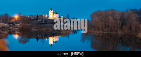 Gomel, Weißrussland. Panorama der Kirche des Heiligen Nikolaus des Wundertäters Beleuchtung am Abend oder Nachtbeleuchtung. Landschaft mit orthodoxen Kirche des Hl.. Stockfoto