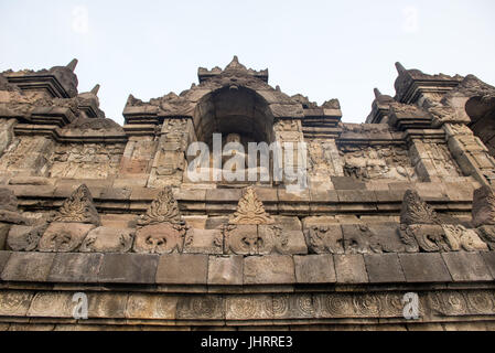 Details der dritten Ebene Statuen von Borobudur Tempel Java Indonesien. Stockfoto