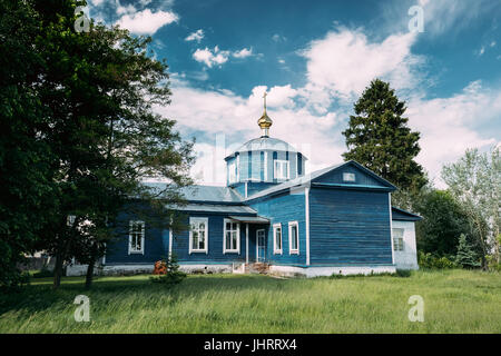 Golovintsy, Gomel Bezirk Gomel Region, Weißrussland. Alte orthodoxe Holzkirche des Schutzes der Heiligen Jungfrau, Fürbitte-Kirche an sonnigen Summe Stockfoto