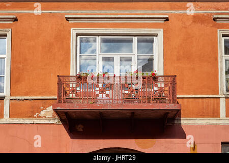 Balkon mit Blumen an der Fassade eines alten Gebäudes in der Altstadt von Vilnius, Litauen Stockfoto